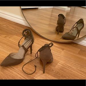 Wild Diva suede pumps with strings